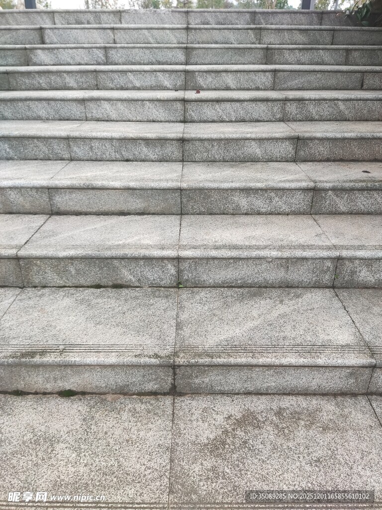 户外灰色石阶