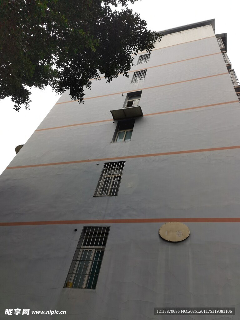 灰色高楼外观局部景象