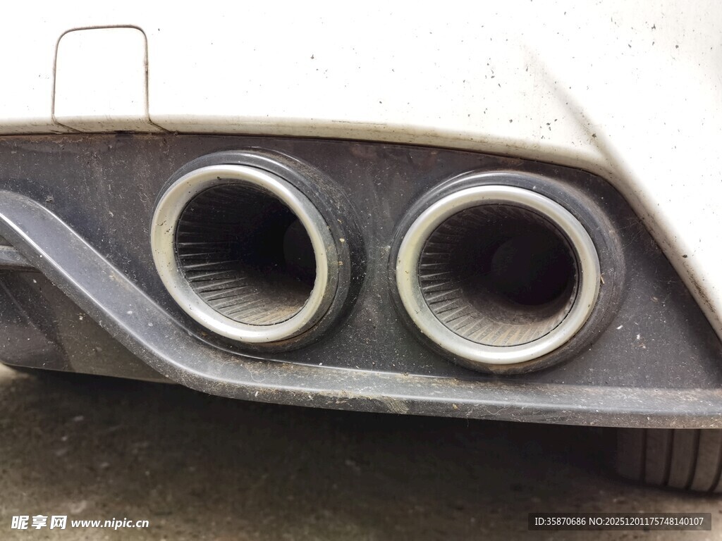 汽车双排气管特写