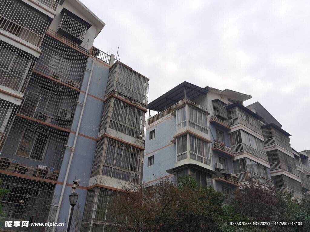 多层居民楼外观景象