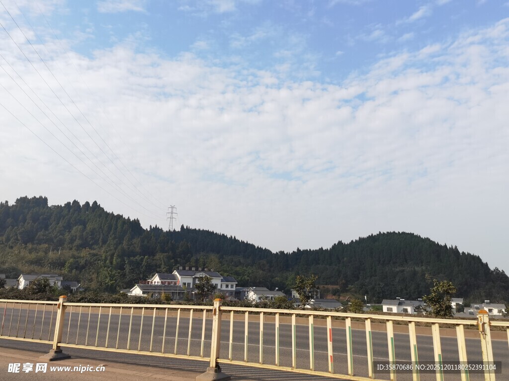 江边公路旁的青山蓝天景