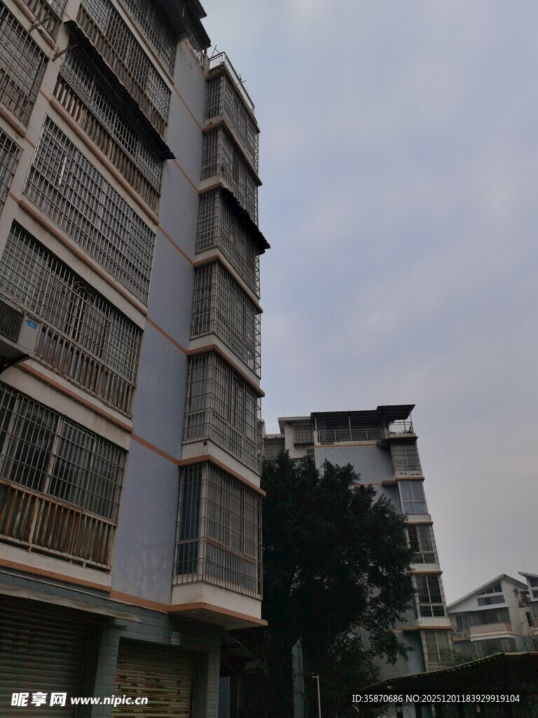 多层居民楼外观景象