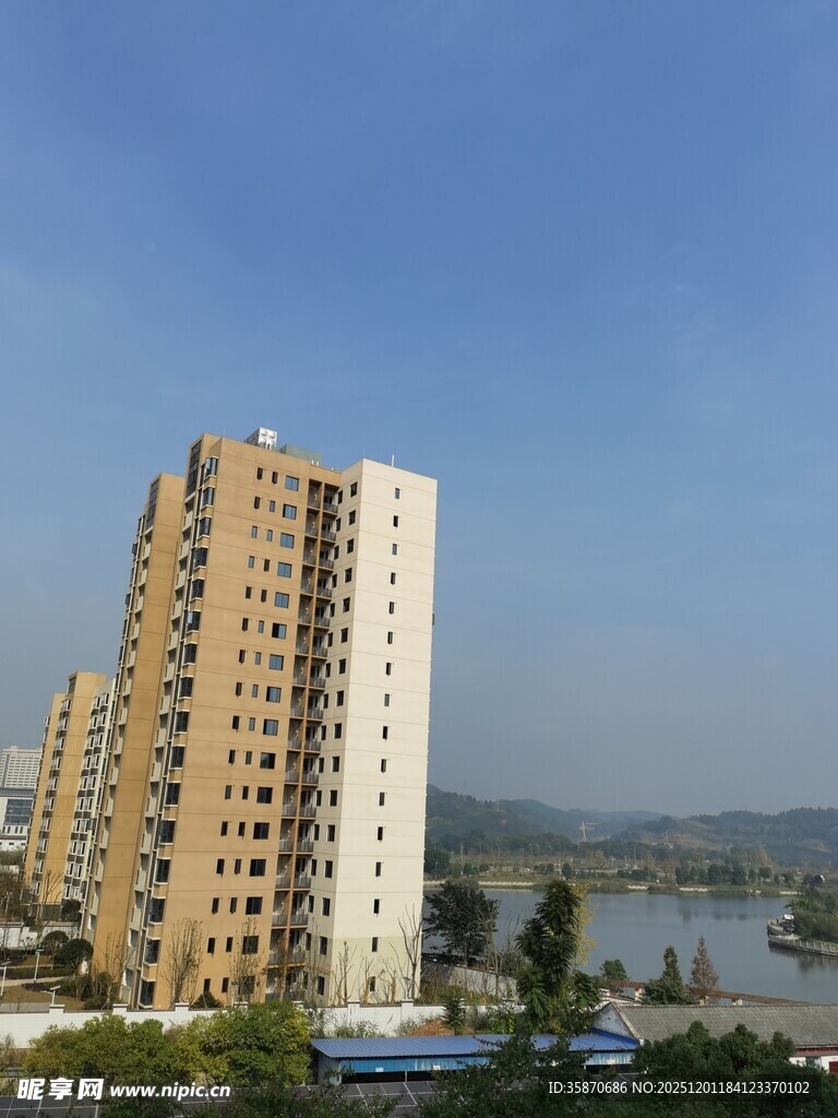 高层住宅俯瞰城市景观