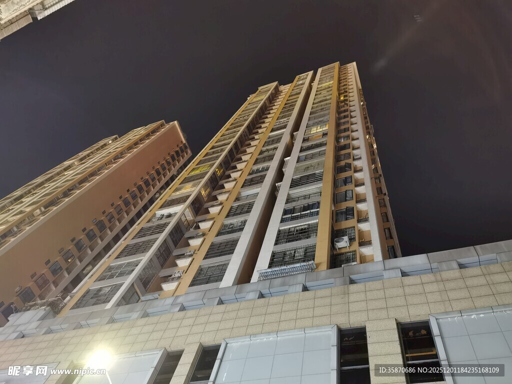 夜幕下的高层住宅楼