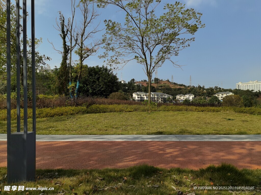 户外宁静的道路与开阔风景