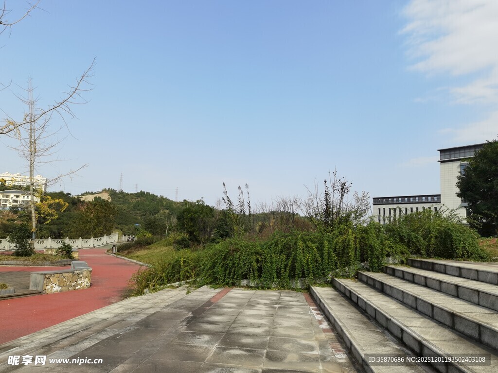 户外开阔休闲场地景观