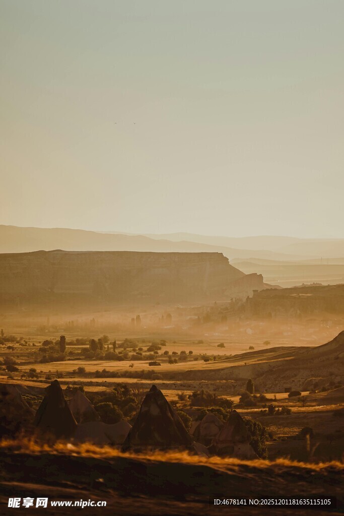 黄昏下的壮丽山地景观
