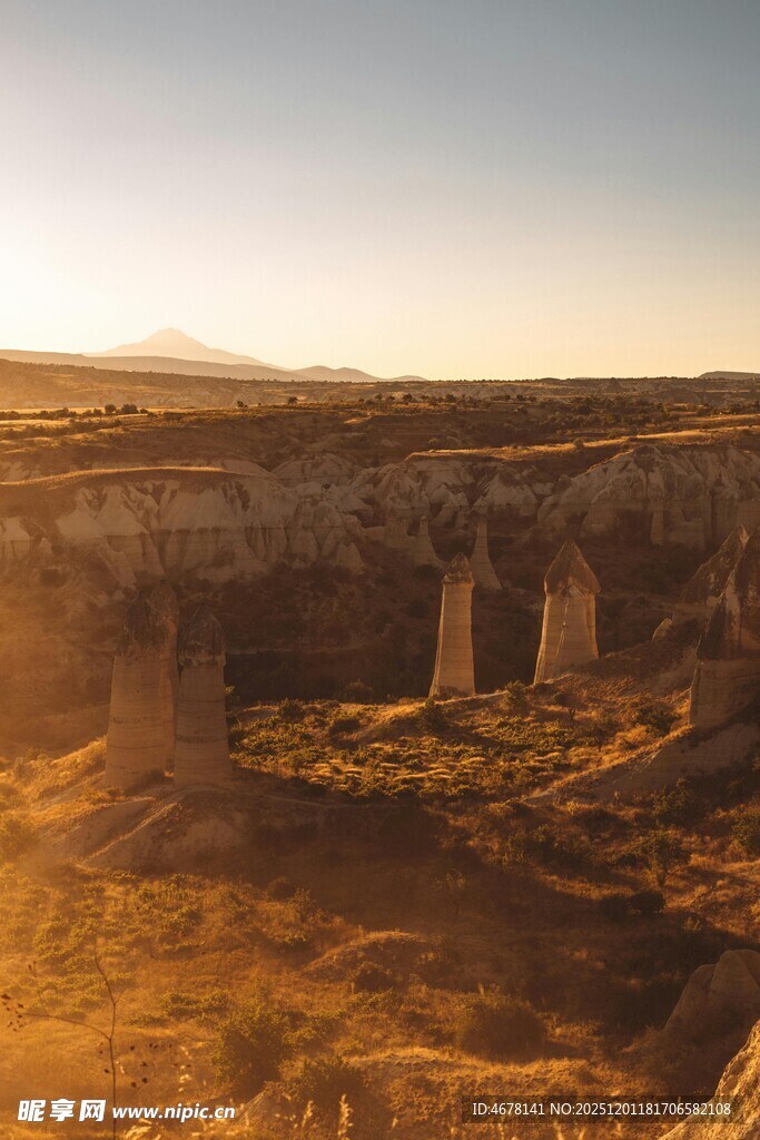 夕阳下的古老石桥景观