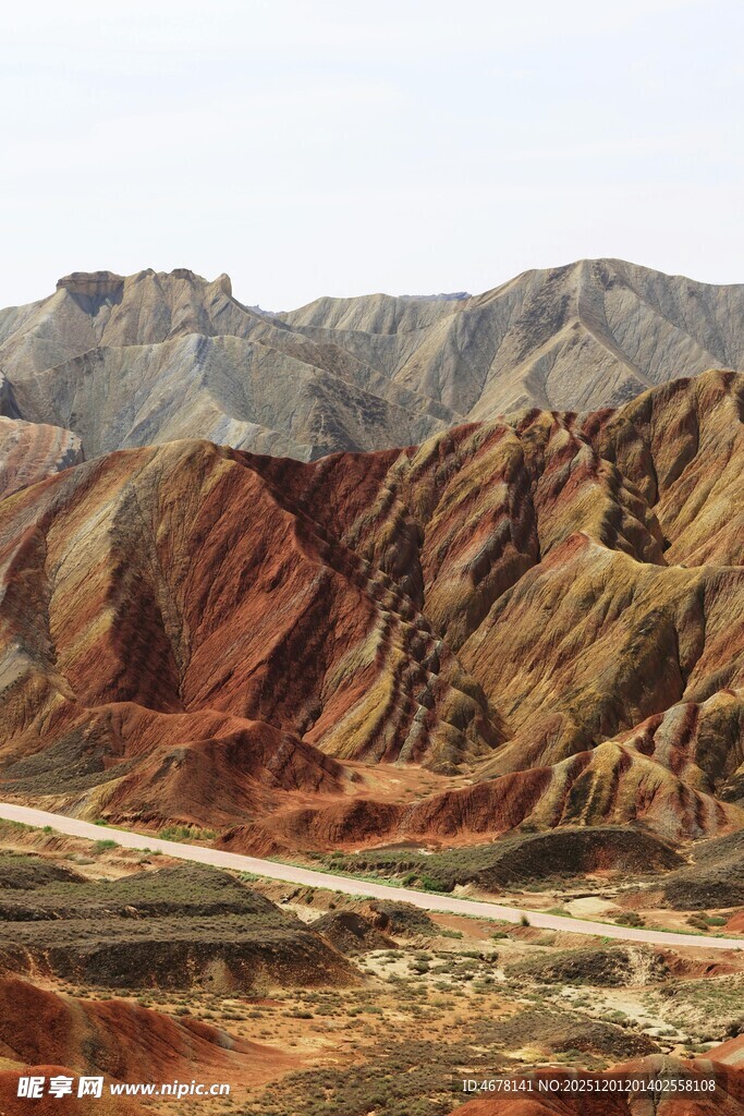 七彩山峦壮美自然风光