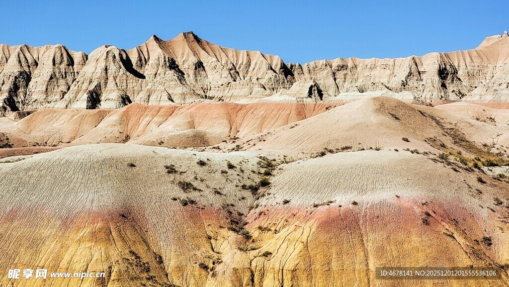 五彩斑斓的壮丽山地景观