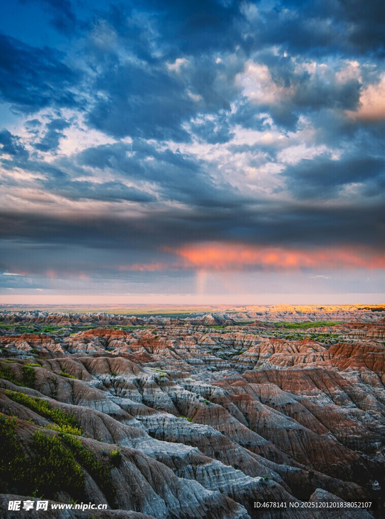 壮丽荒原景观云霞映天地