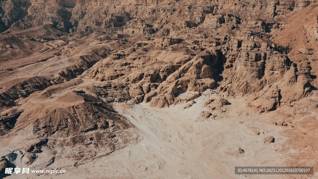 沙漠中的起伏岩石地貌