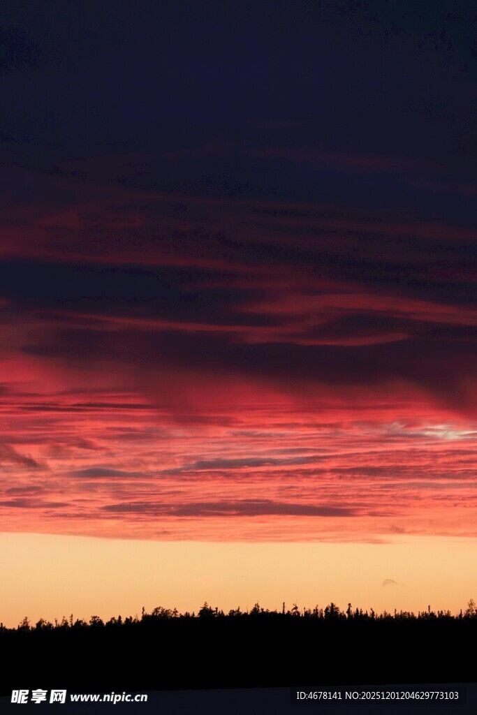 日落时分的绚烂天空
