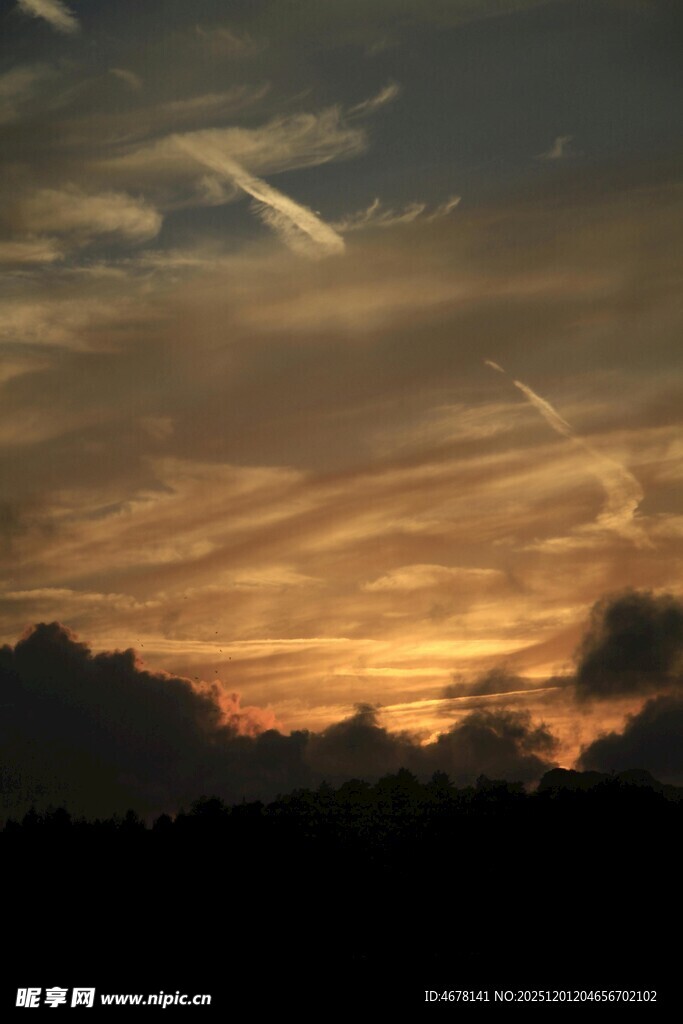 黄昏时分的绚烂天空