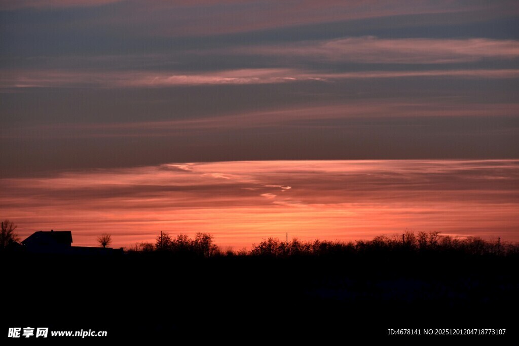 日落时分的绚烂天空