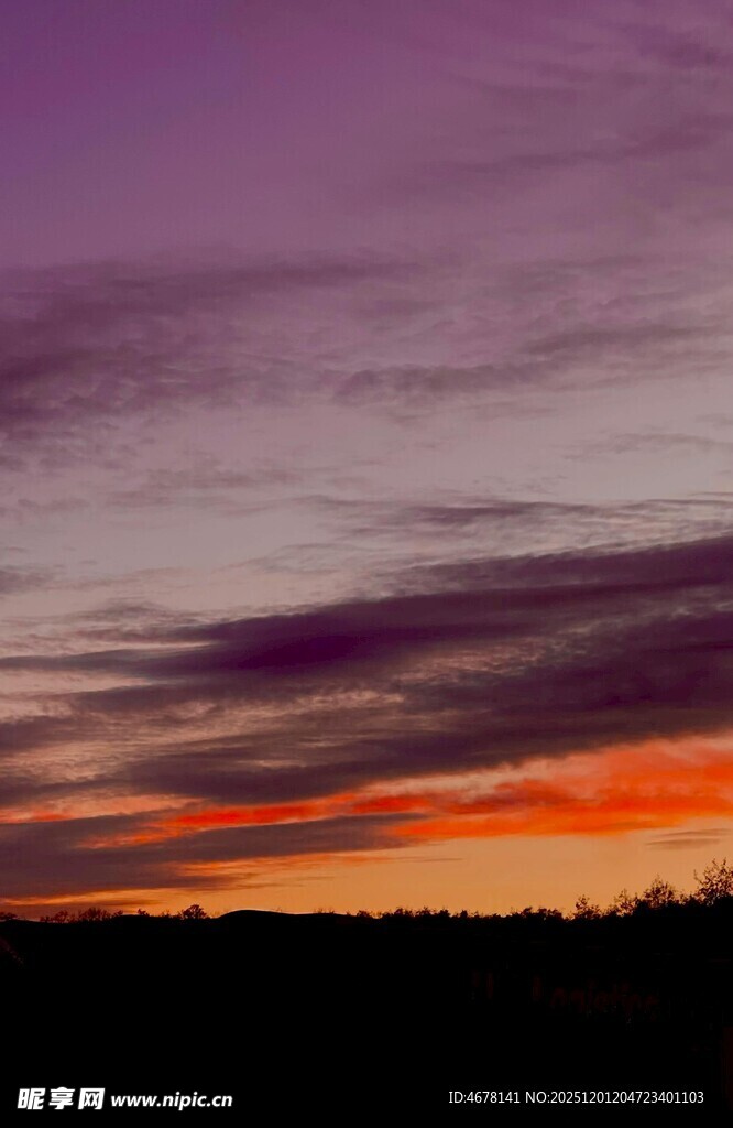 日落时分的绚烂天空