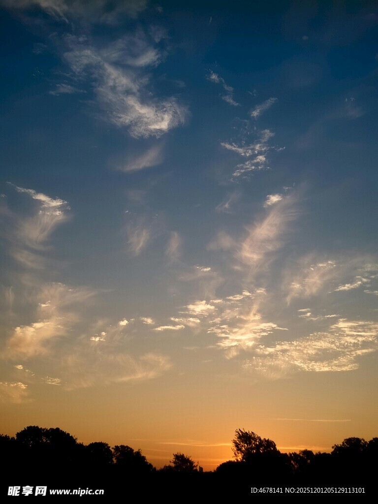日落时分的绚烂天空