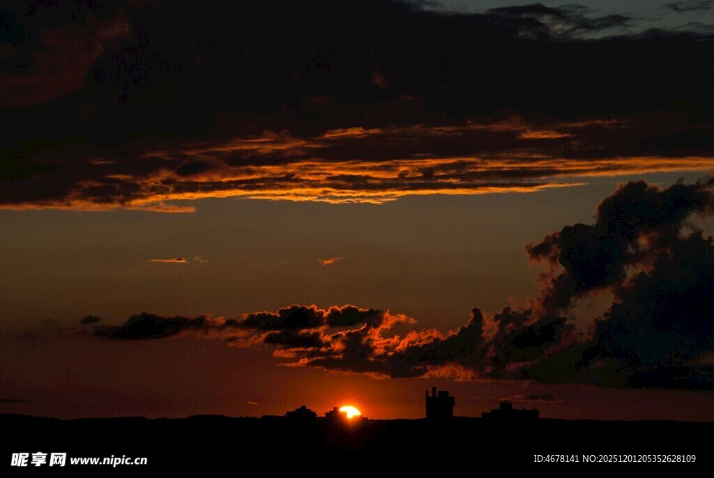 日落时分的绚烂天空