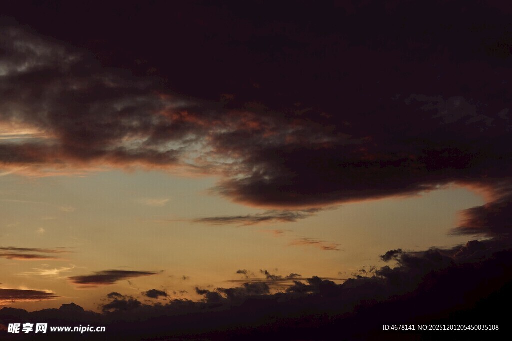 黄昏时分的绚烂天空