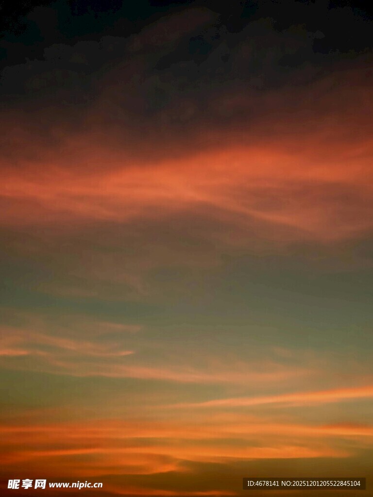 绚丽多彩的黄昏天空