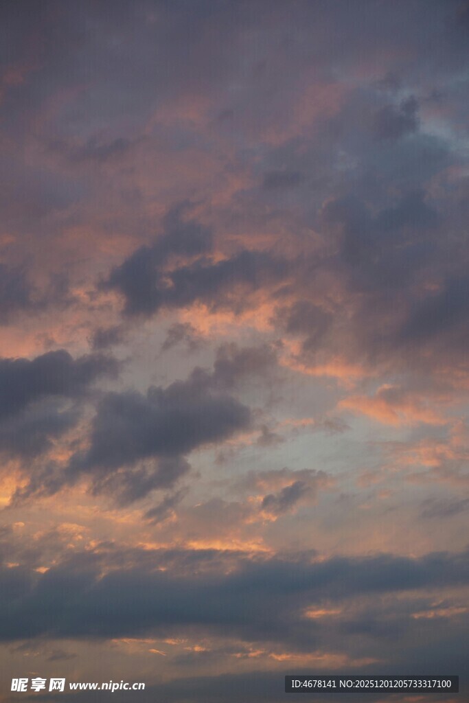 绚丽晚霞中的多彩云层