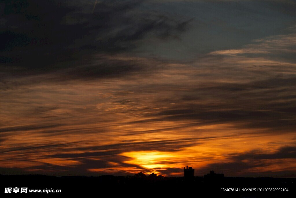 日落时分的绚烂天空
