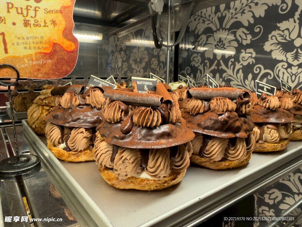 美味巧克力泡芙整齐摆放