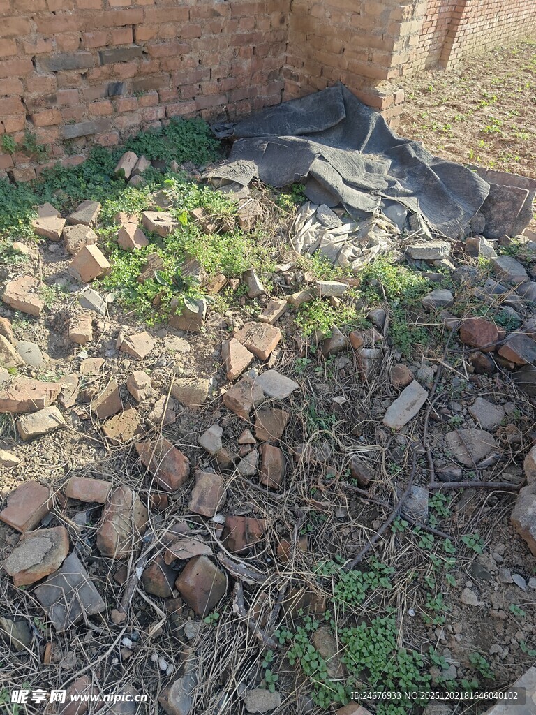 地面散落的砖石杂物