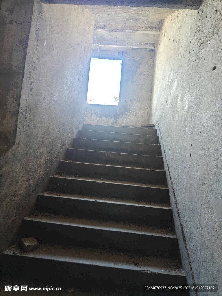 昏暗楼道中的老旧楼梯