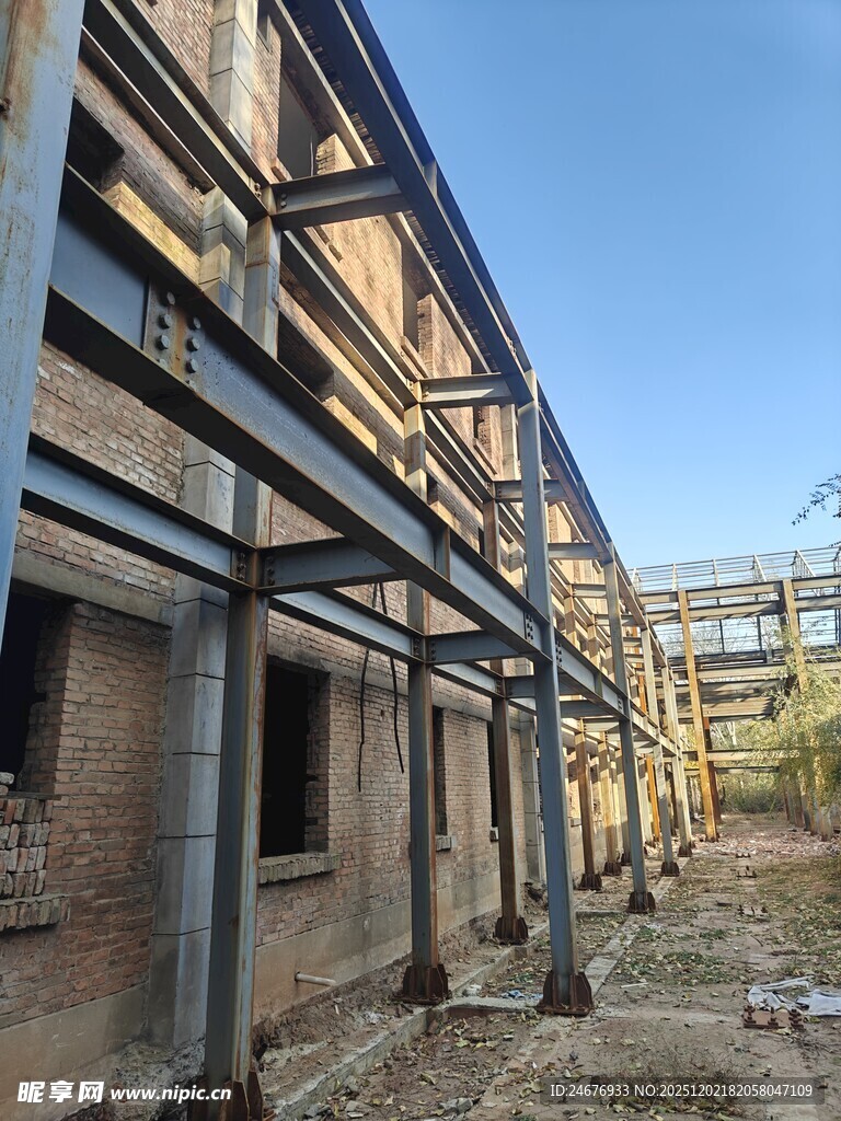 废弃钢架建筑外观