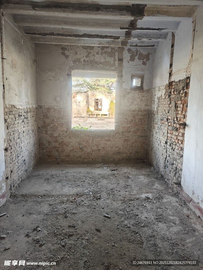 破旧废弃房间内部景象