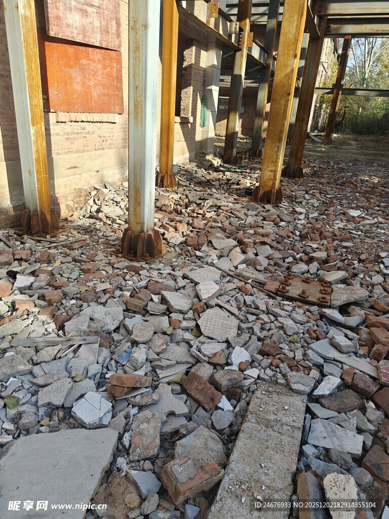 废弃场地碎石与建筑残骸
