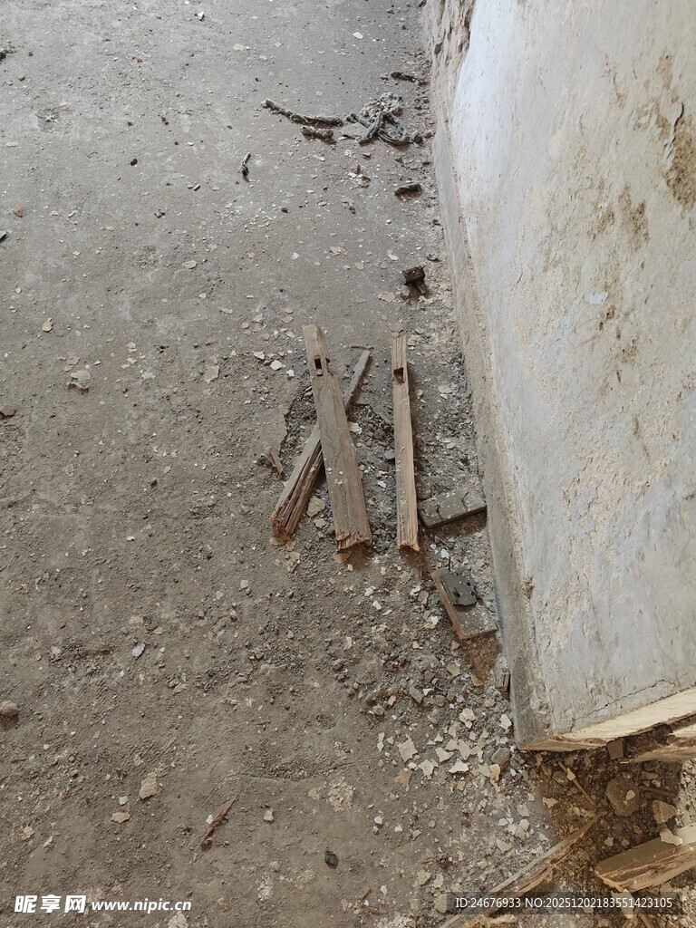 地面上的金属零件