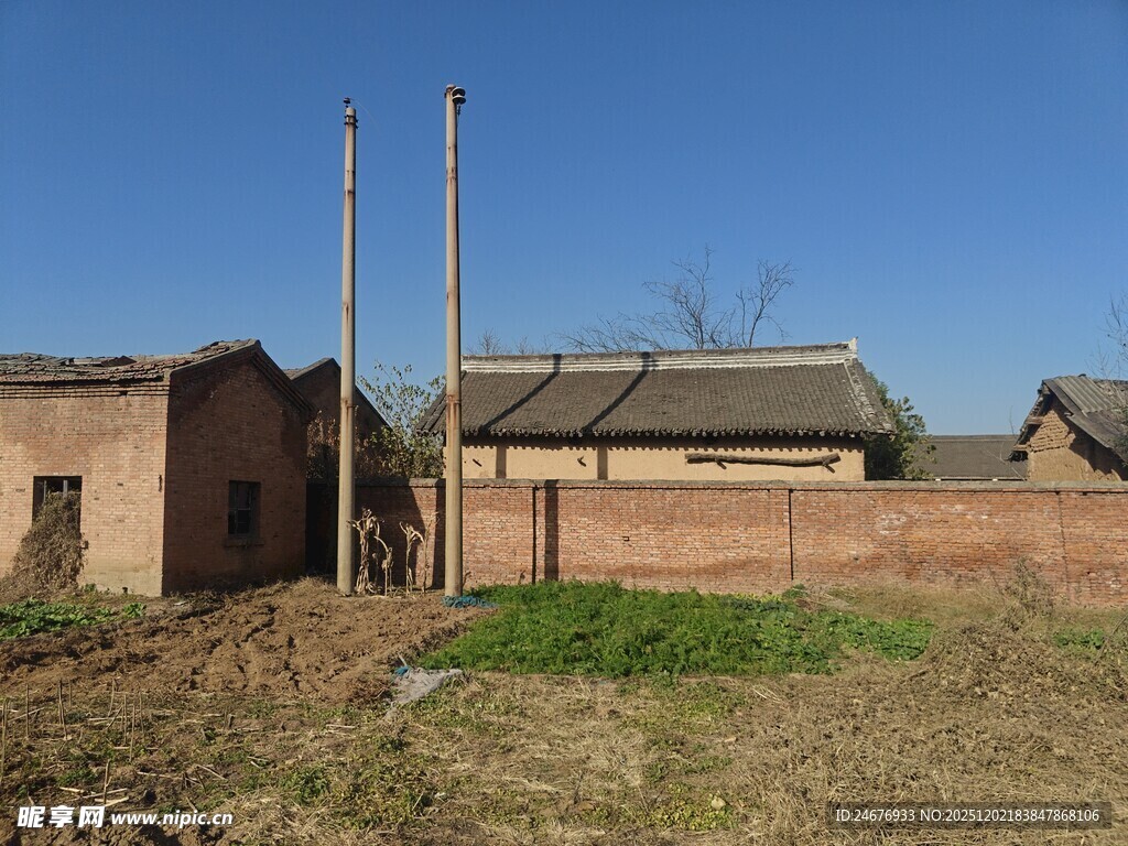 乡村旧建筑与空旷田野