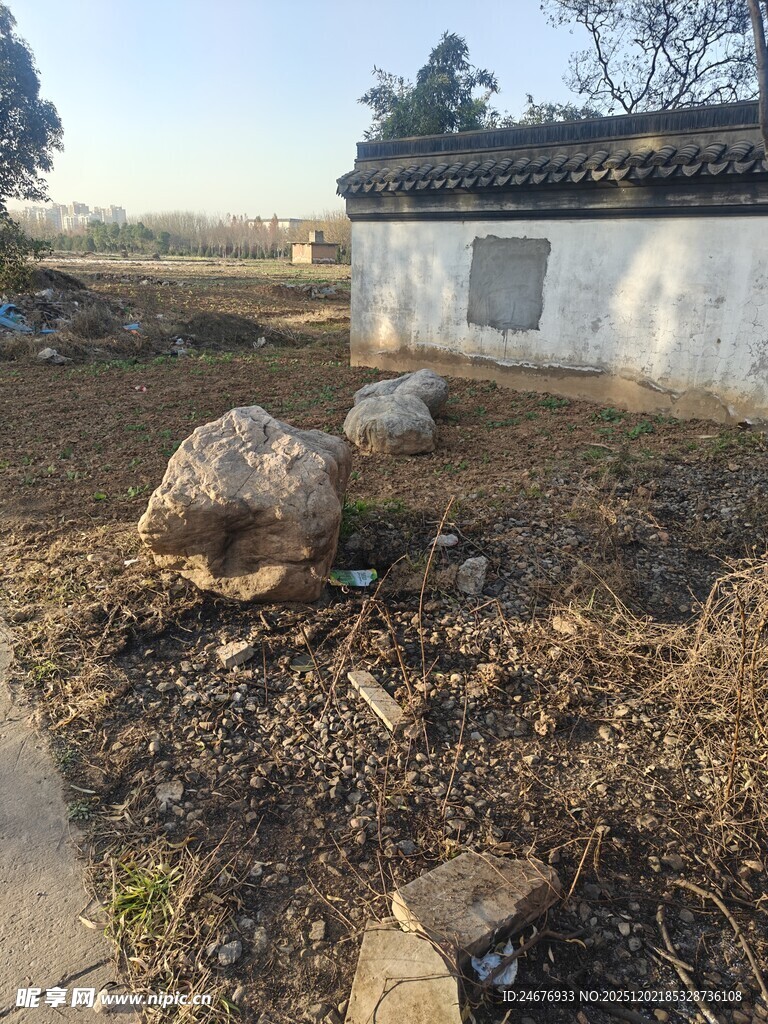 乡村旧屋旁的自然景致