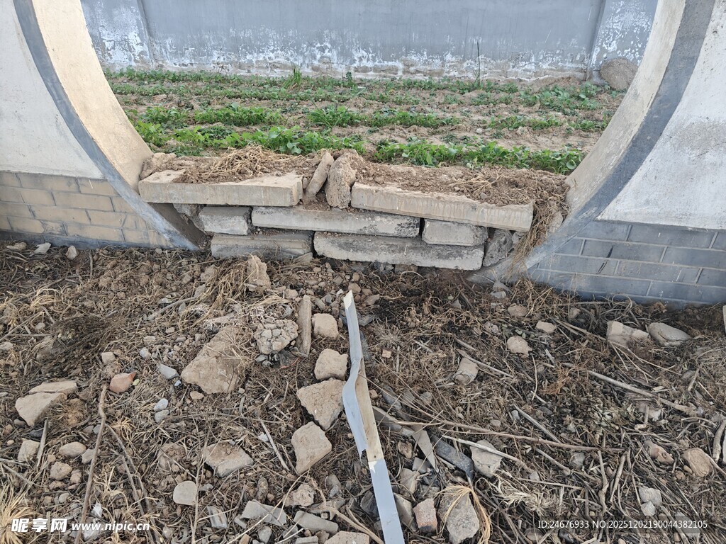 破损管道口及周边碎石