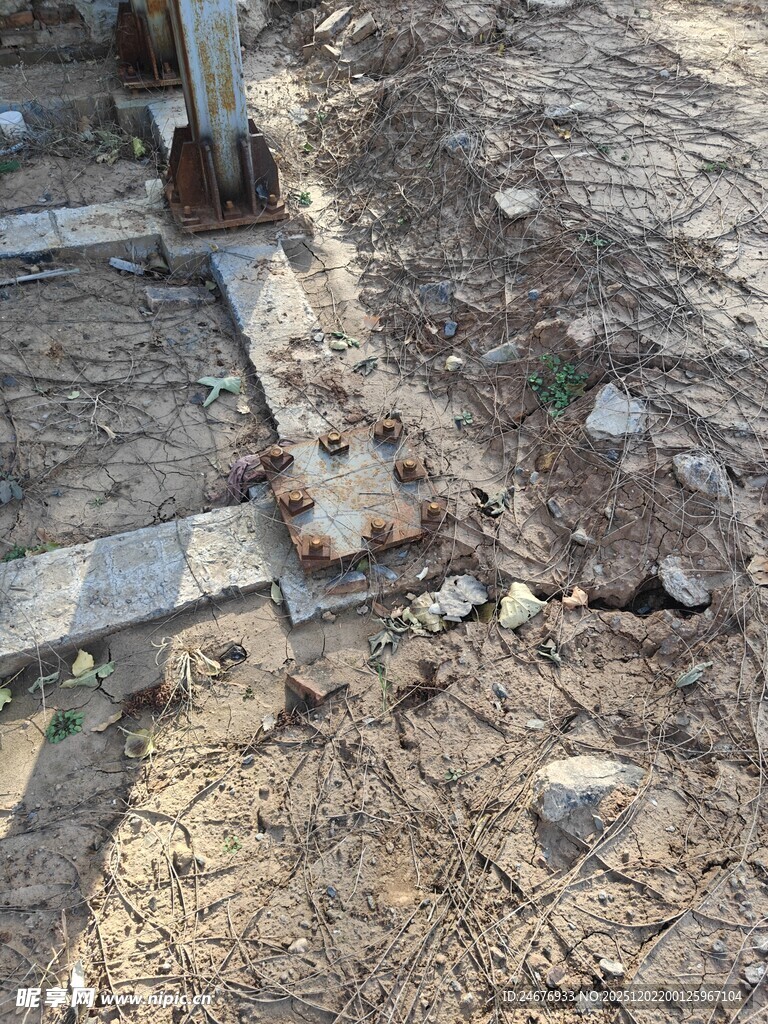 地面破损的老旧户外场景