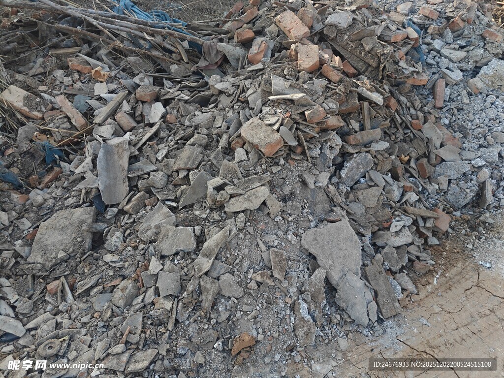 一堆破碎建筑废料