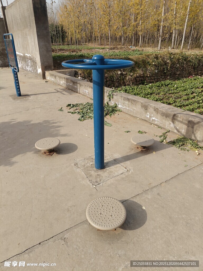 户外蓝色健身器材设施