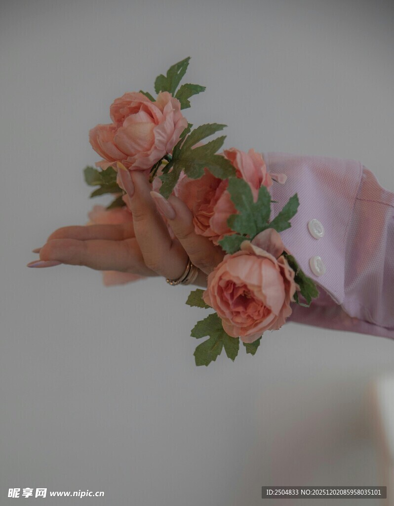 手捧娇艳粉色花卉