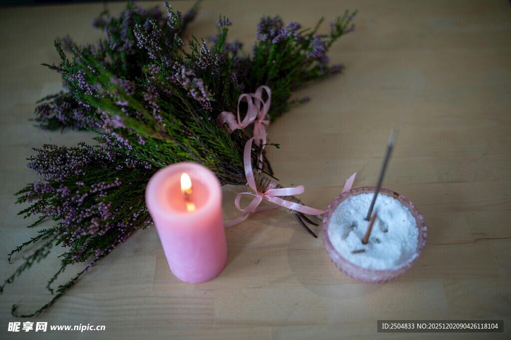 温馨烛光与绿植装饰摆件