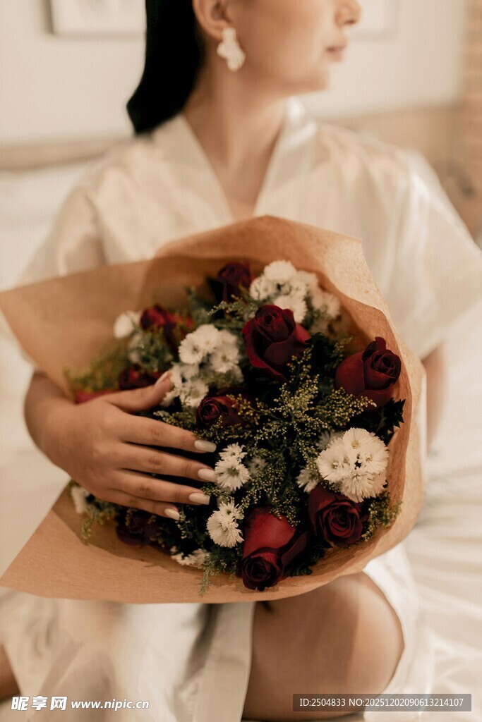 女子手持多彩鲜花束