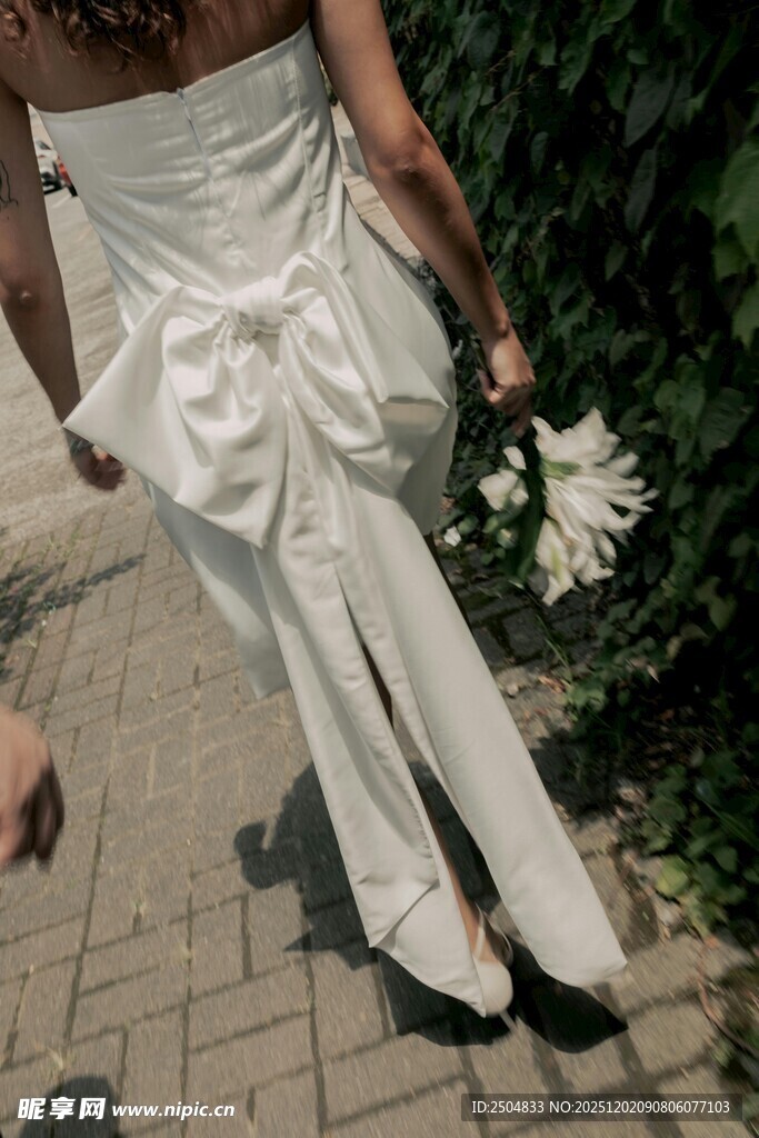 新娘背影与手中白色花束