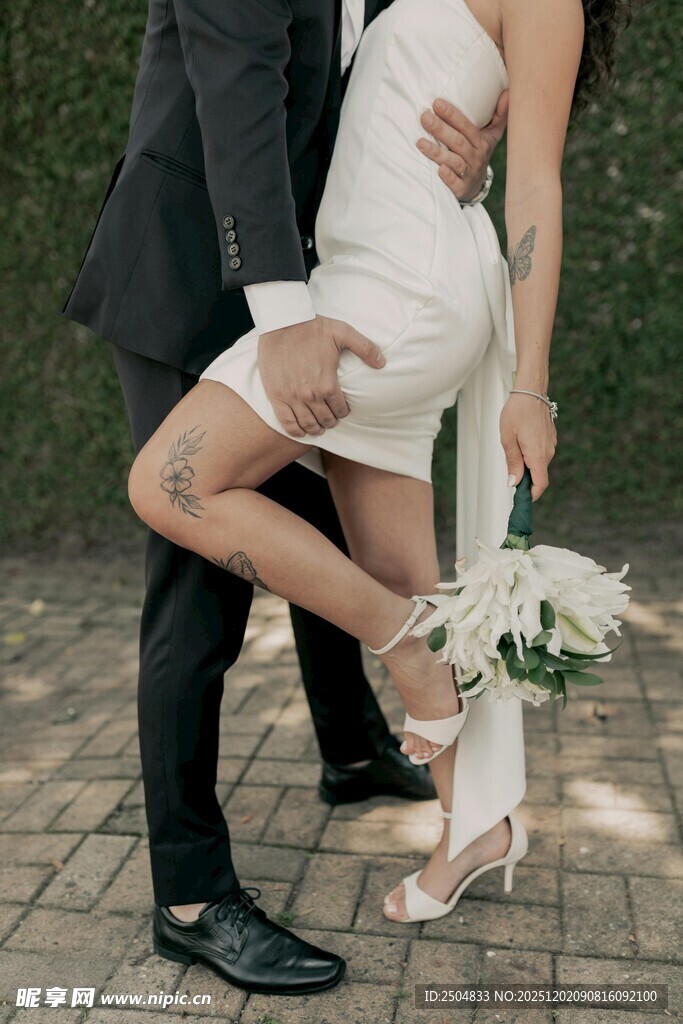 新郎抱新娘秀甜蜜瞬间