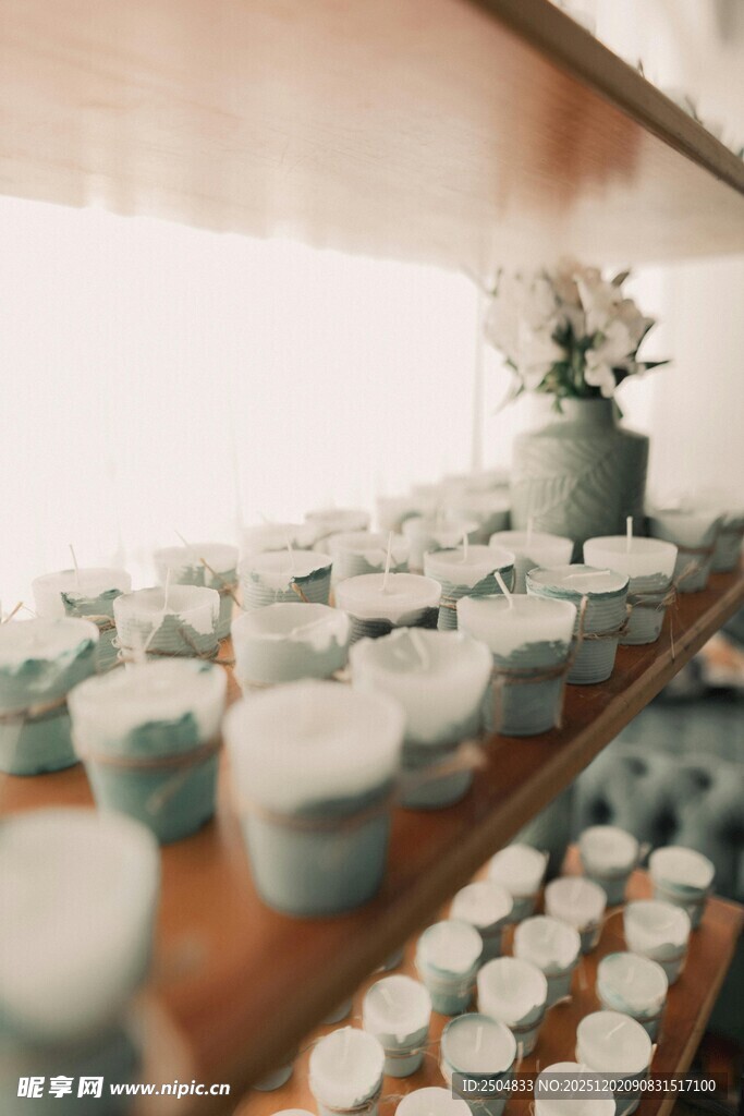 摆满护肤品的木质陈列架