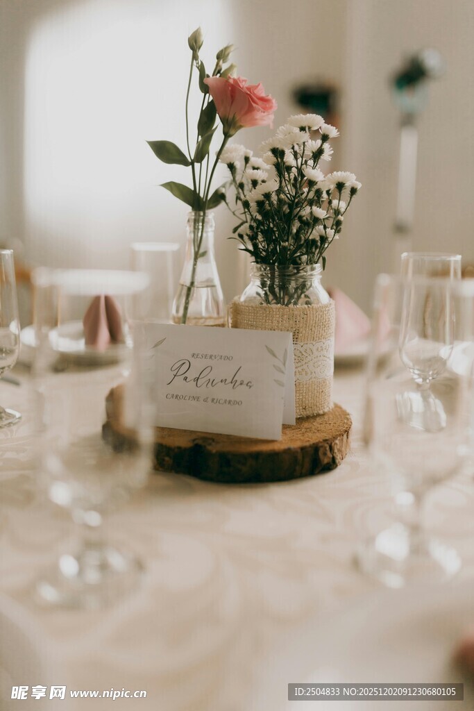 精致婚礼餐桌花艺布置