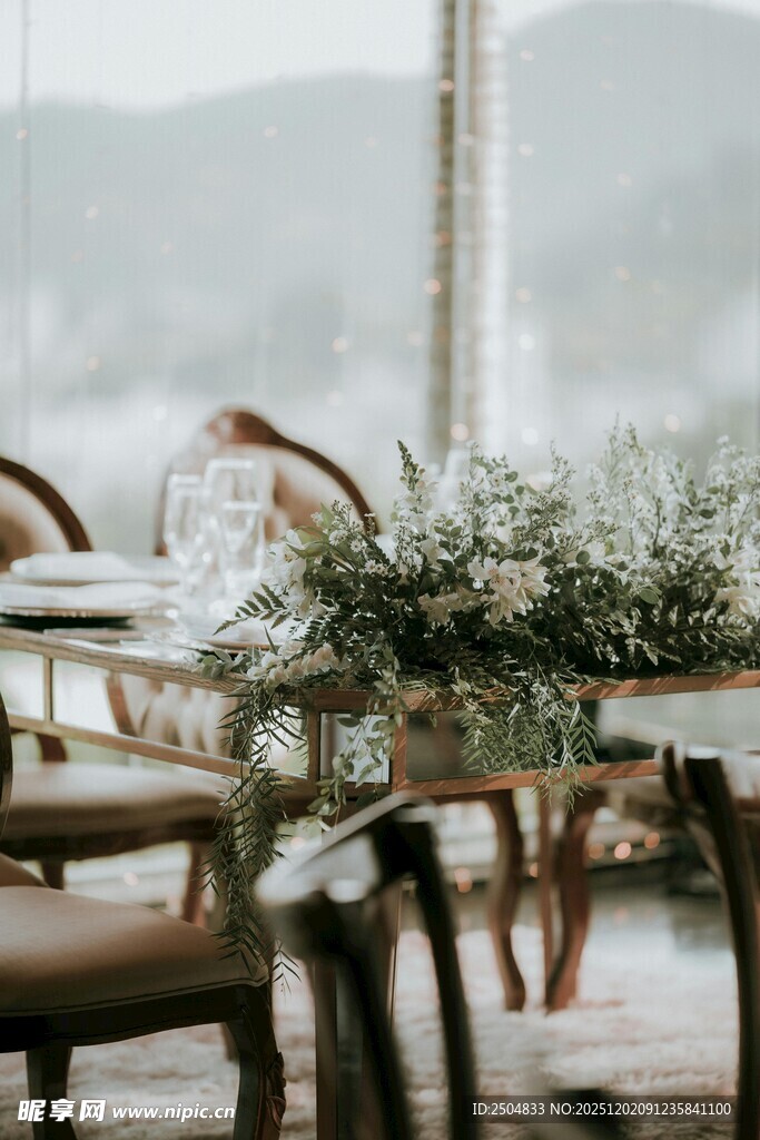 户外雅致餐桌布置场景