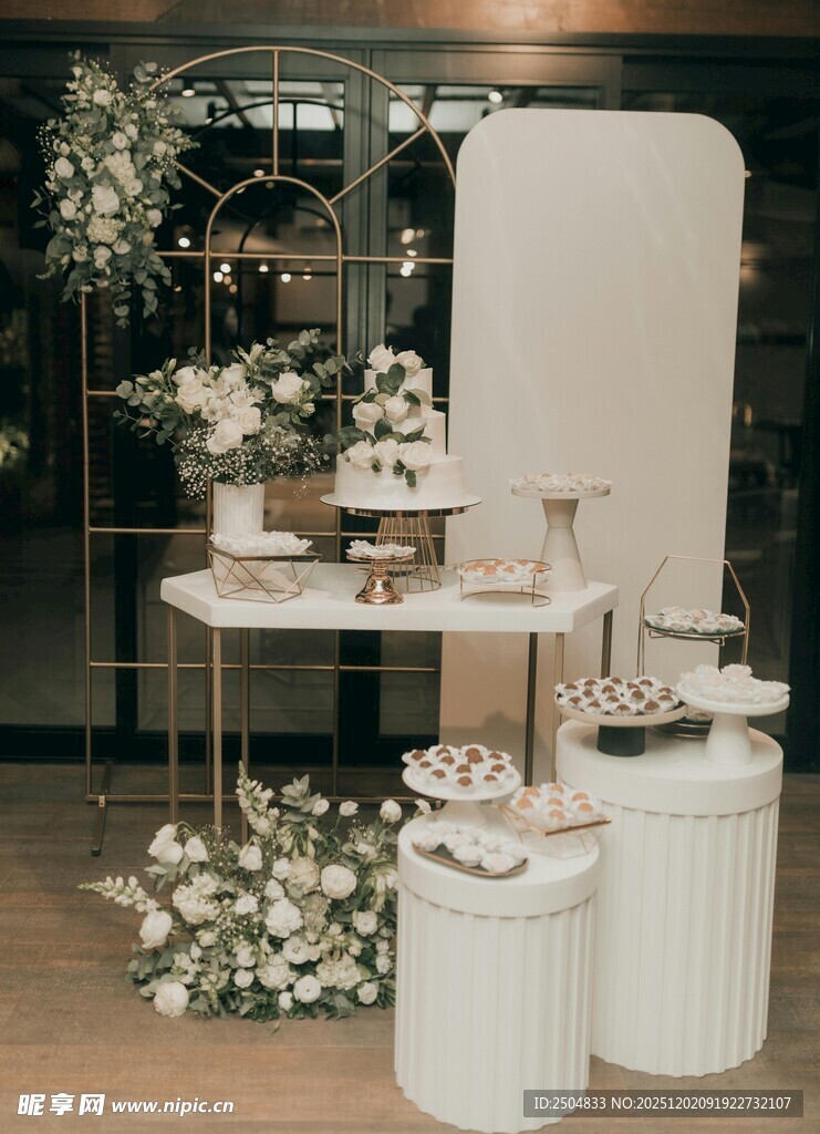 优雅白系婚礼甜品展示区