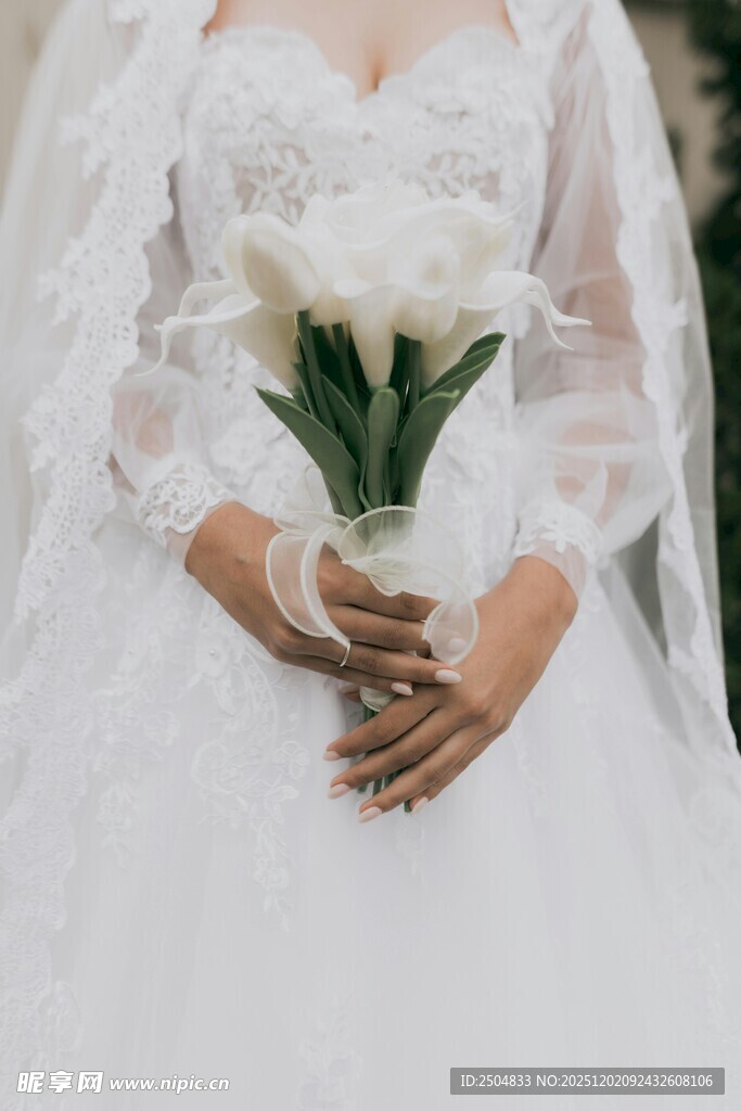 新娘手持白花的优雅瞬间