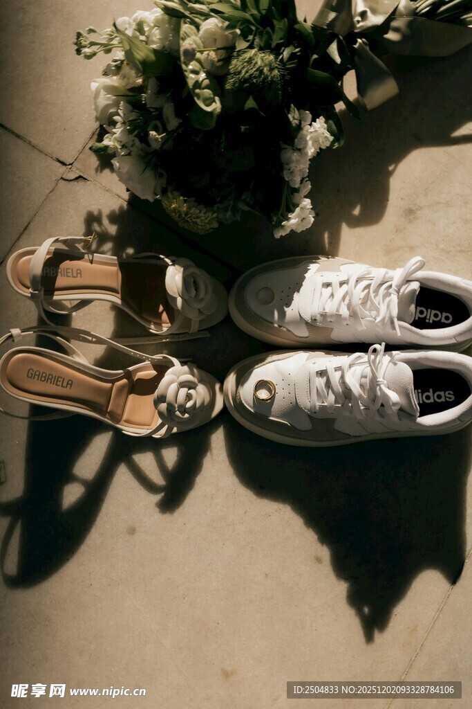 户外鞋与花束的惬意场景